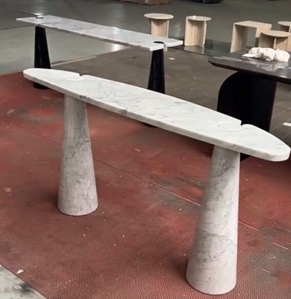 Banc en marbre sur pieds coniques